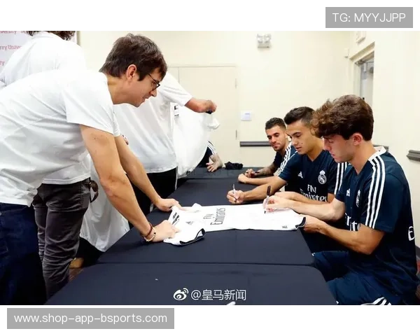 听妈妈的话！在母亲的要求下，多尔古为球迷签名-直播吧